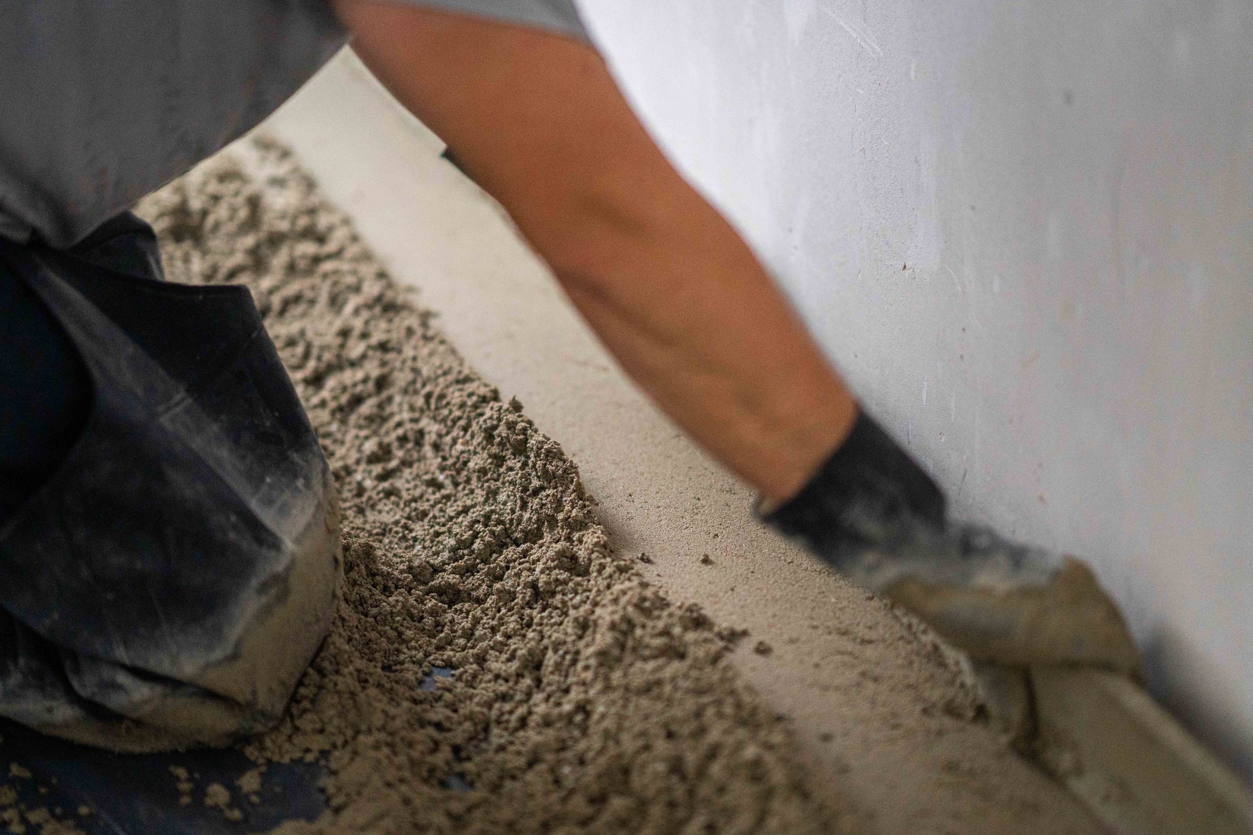 Detailaufnahme von frischem Estrichmaterial bei der Verarbeitung