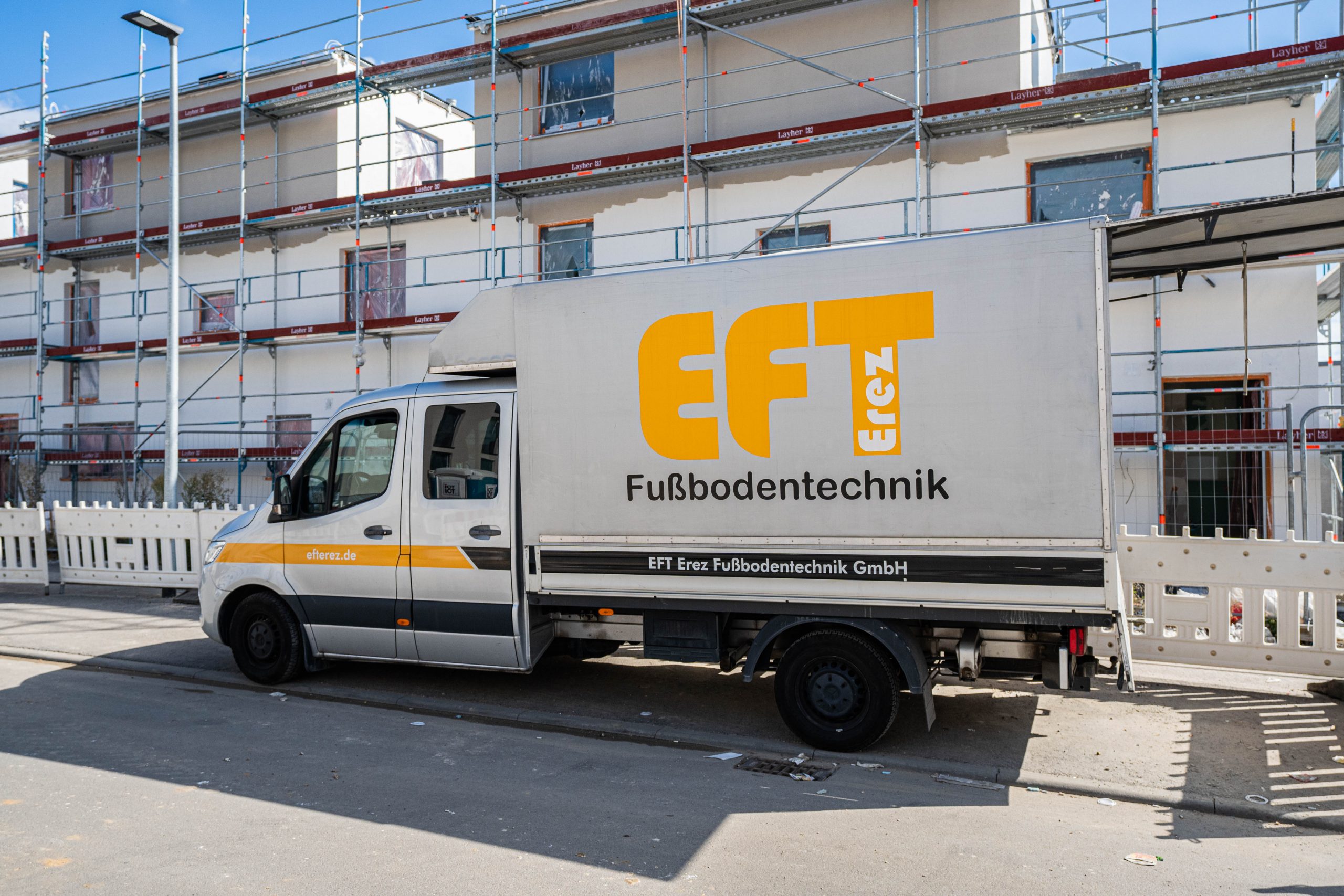 EFT Fußbodentechnik Fahrzeug auf einer Baustelle