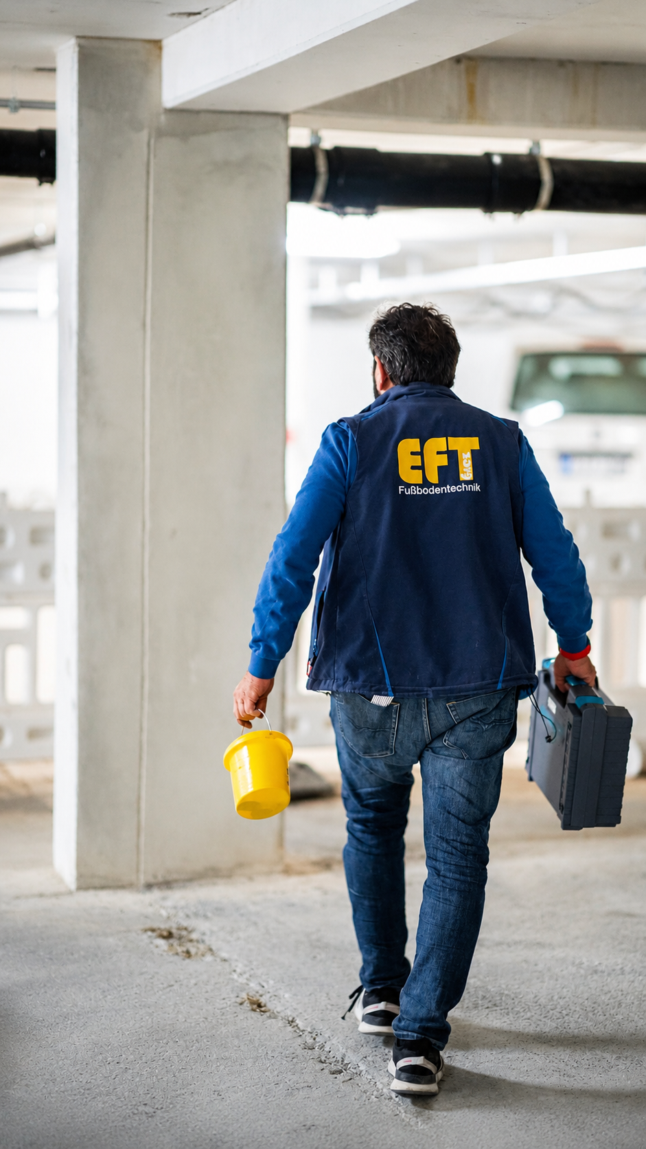 EFT Fußbodentechnik bei der Ausführung einer Bodenfläche