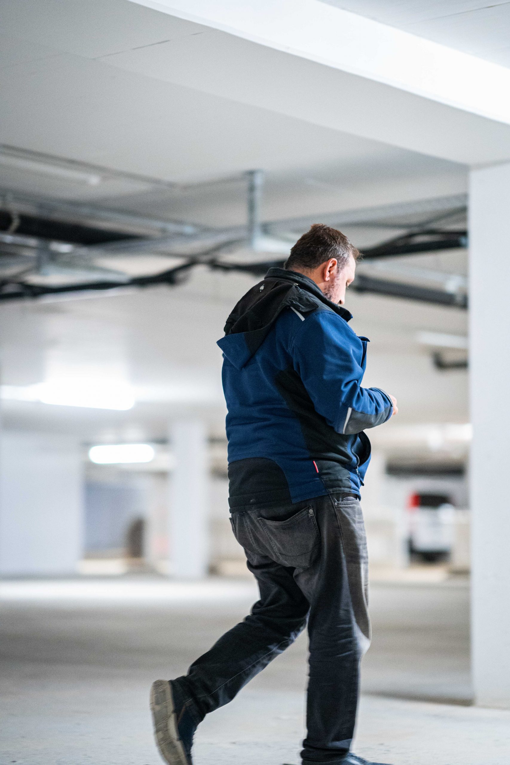 Mitarbeiter in einer Tiefgarage auf der Baustelle