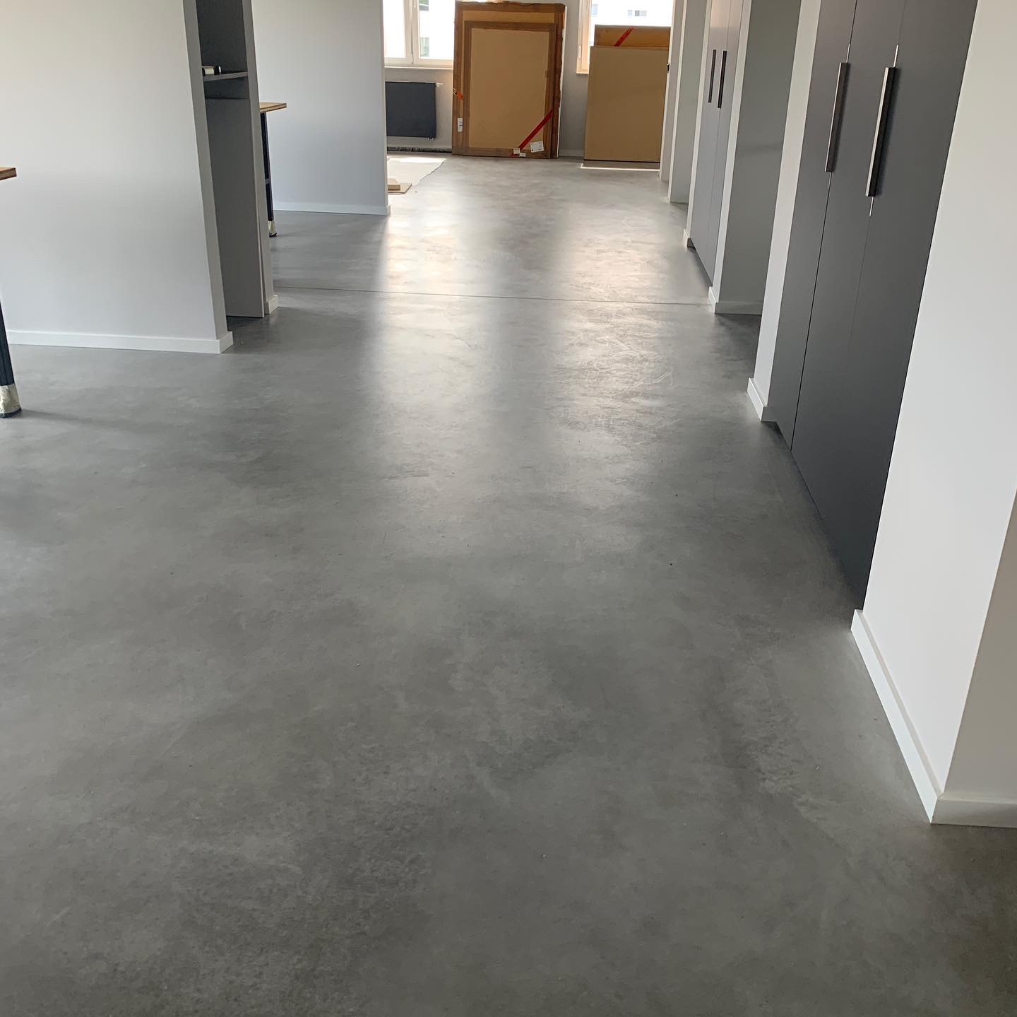 Glatte Bodenfläche in einem langen Flur