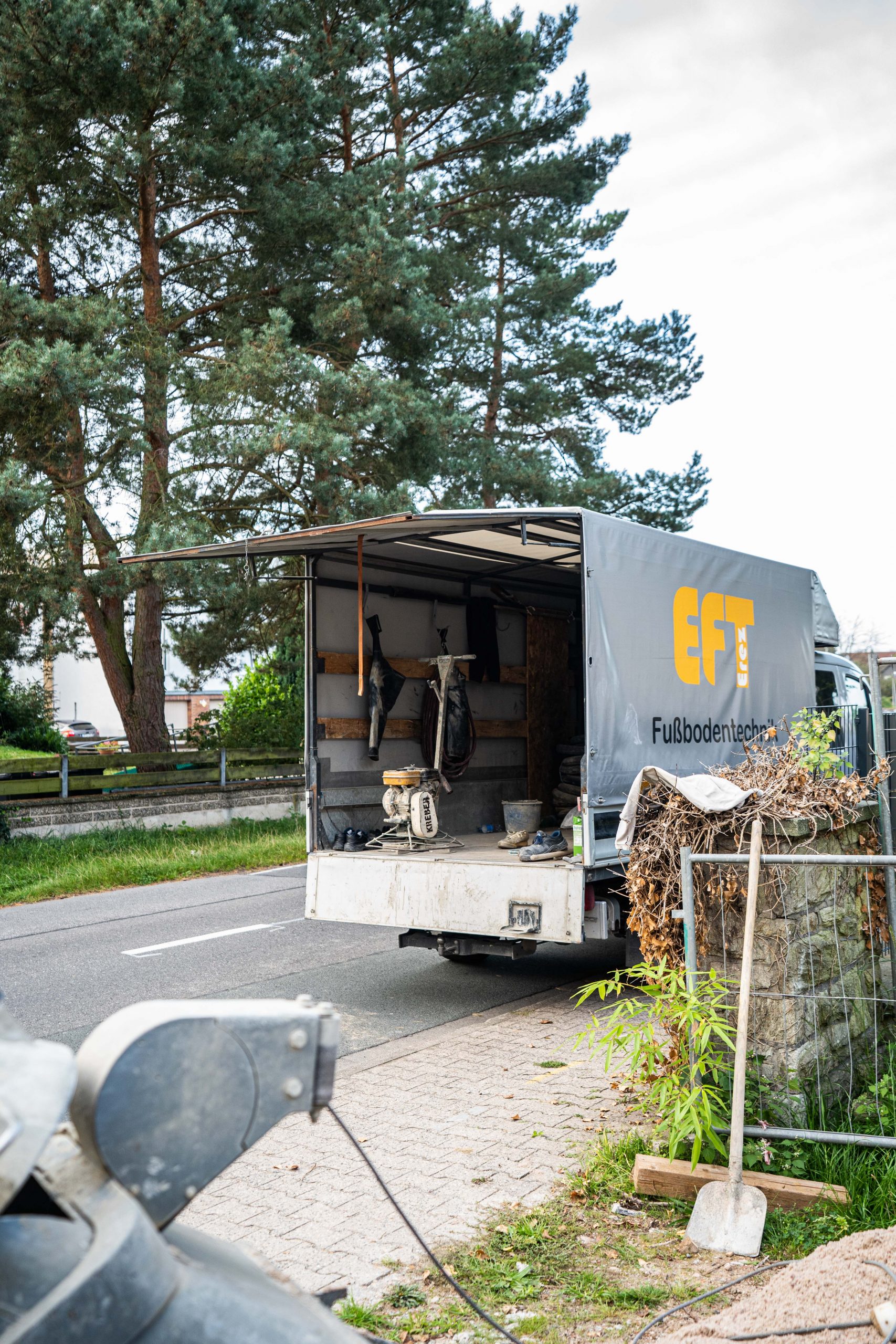EFT Fahrzeug mit Materialtechnik vor einer Baustelle