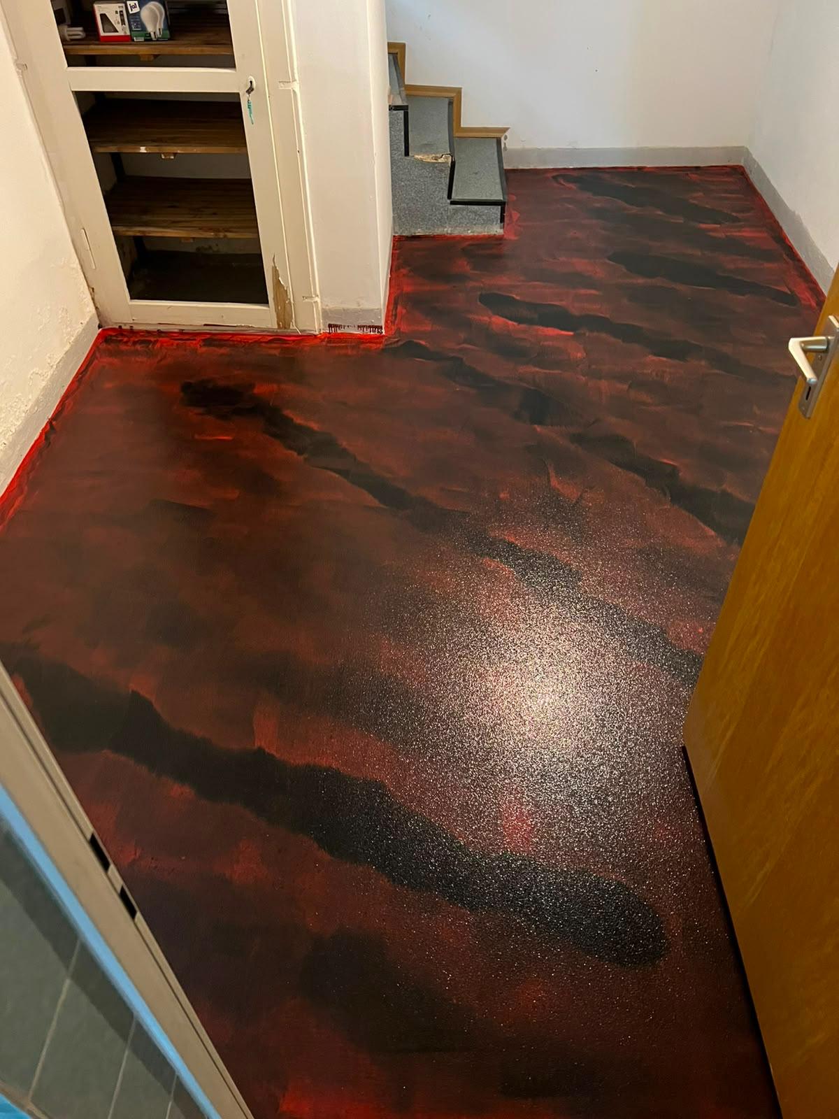Rot-schwarze Designbeschichtung in einem Innenraum