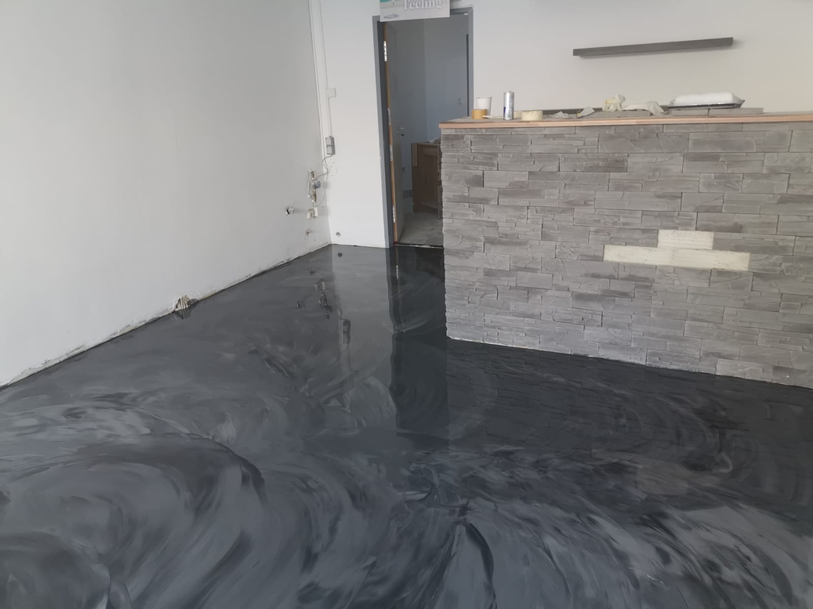 Dekorative graue Designbeschichtung in einem Innenraum