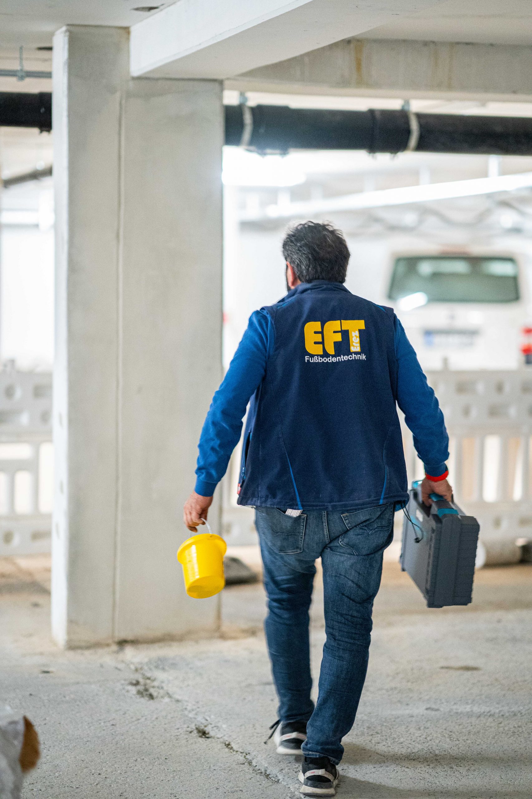 Mitarbeiter mit Werkzeug auf dem Weg zur Arbeitsfläche